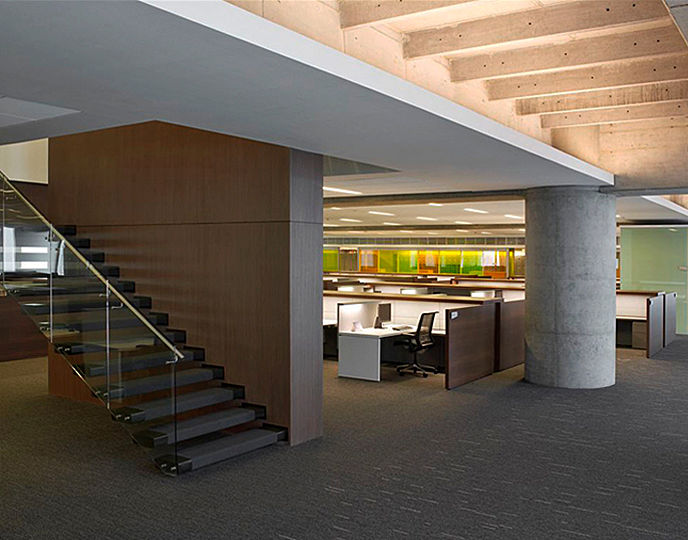 Illumination of the exposed segments of the buildingâ€™s shell emphasizes its scale and revealsthe rhythm of its major structural elements. It articulates the distinction between the buildingâ€™sconcrete infrastructure, and the â€œinner architectureâ€ of the headquartersâ€™ various departments. 