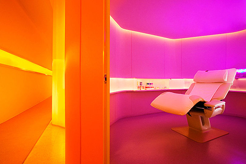 The engaging glow of the general space leads to the intense color ambience of the treatment cabins, so-called YeloCabs, programmed per each customerâ€™s request.