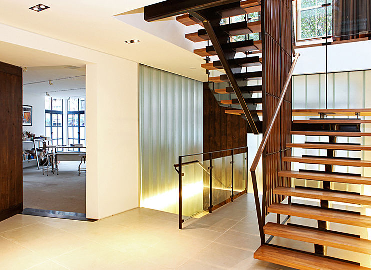 A series of floor-concealed linear lights on the ground floor emphasize particular elements of the interior. When first seen through the etched-glass partitions of the vestibule, the lights appear at the â€œwainscotâ€ height, revealing the elevated level of the ground floor platform.